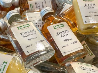 Zirve ruhları ve çeşitli alkol içerikli likör şişeleri koleksiyonu.