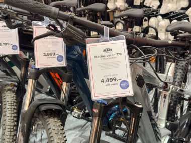Ktm elektrikli dağ bisikletleri mağazada fiyat etiketleriyle görüntülenir.
