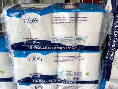 Aile paketinde paketlenmiş tuvalet kağıdı ruloları rafta sergileniyor.