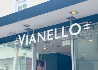 Modern tabelalı ve büyük camlı pencereli Vianello mağazası girişi.