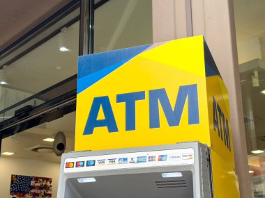 Çoklu ödeme seçenekleri ve parlak logosuyla modern açık hava ATM büfesi.