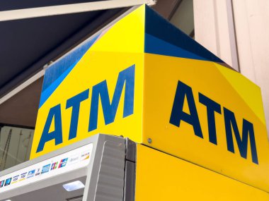 Parlak sarı ve mavi ATM para çekmek için açık havada bulundu.
