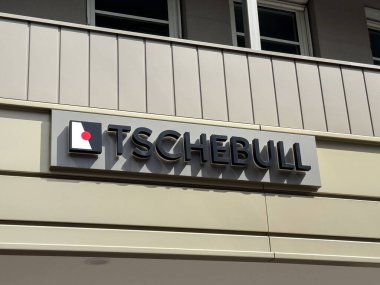 Tschebull tabelaları ve temiz mimari tasarımı olan modern restoran dışı.