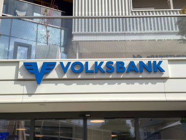 Volksbank logosu cam parmaklıklı modern binanın dış tarafında..