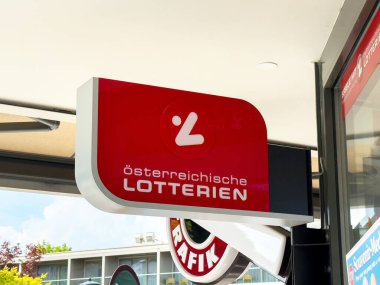 Avusturyalı piyangolar şehir merkezindeki mağazanın önünde imza attılar.