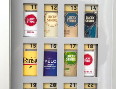 Sigara otomatının vitrini: Lucky strike, Parisienne, velo nane şekeri.