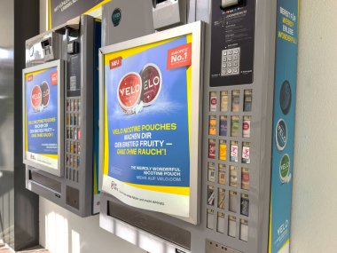 Almanya 'da nikotin torbası reklamlı otomat..