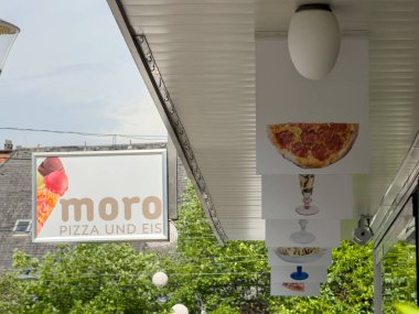 Açık hava pizza ve dondurma dükkanı tabelaları..