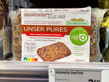 Unser püre: sağlıklı yemek için gevrek, fındık dilimlenmiş somun ve omega-3 ve lif..