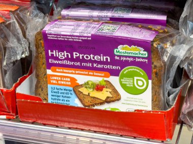 Market raflarında peynirli yüksek proteinli havuç ekmeği..