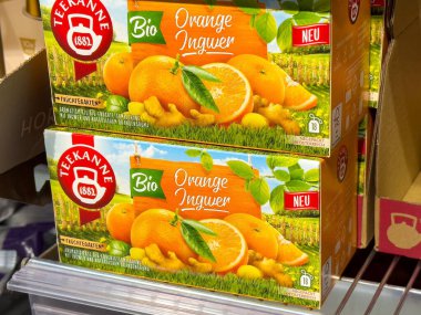 Teekanne biyo-portakal emme çay ambalajı süpermarkette görüntüleme.