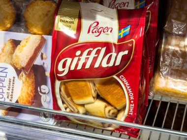 Pagen gifflar tarçın raftaki kırmızı paketlerde yuvarlanıyor..