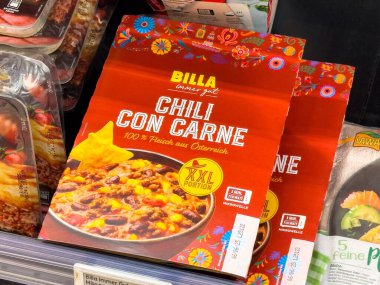 Süpermarketin dondurucu koridoru xxl bölümünde Billa chili con carne ambalajlama.