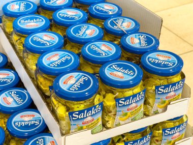Salakis peyniri kavanozları mavi kapaklı raflarda sergilenir..