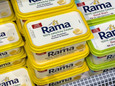 Rama margarin serpiştirme kapları vitrinde.