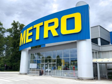 Bulutlu bir günde mavi ve sarı tabelası olan modern metro mağazası..