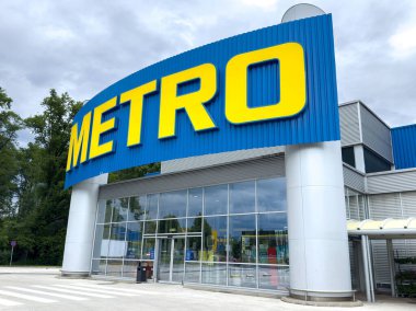 Camdan girişi ve mavi-sarı markası olan büyük bir metro mağazasının dışı..