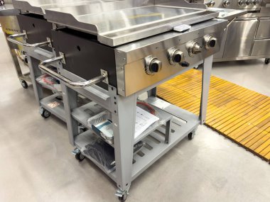 Ticari paslanmaz çelik ızgara. Endüstriyel mutfak ortamında rafları var..