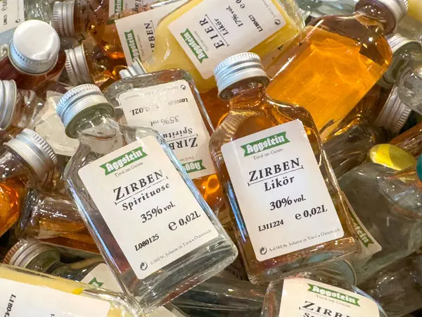 Görünür etiketli minyatür zirben alkol şişeleri..