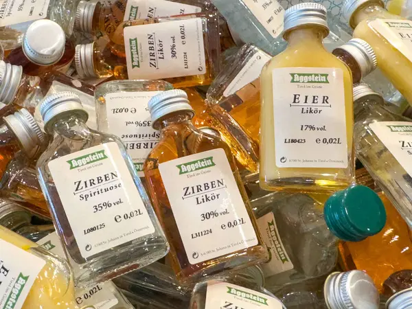 Çeşitli minyatür Avusturya likörü ve alkolü şişeleri..