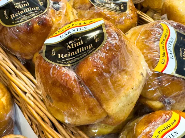 Taze pişmiş mini yeniden yapılandırılmış hamur işleri. Plastiğe sarılmış ve etiketleri sepete konmuş..