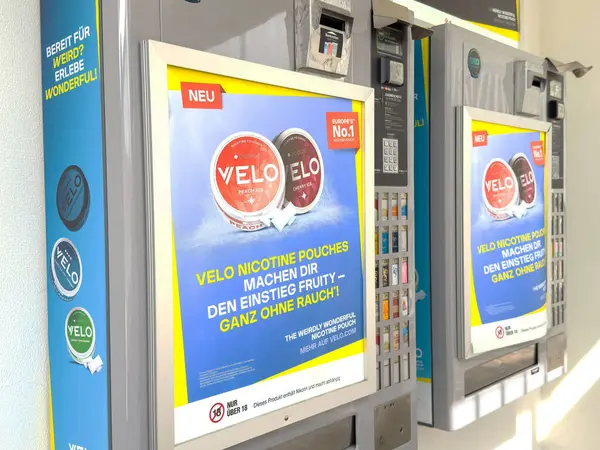 Velo nikotin kesesi reklamlı otomat..