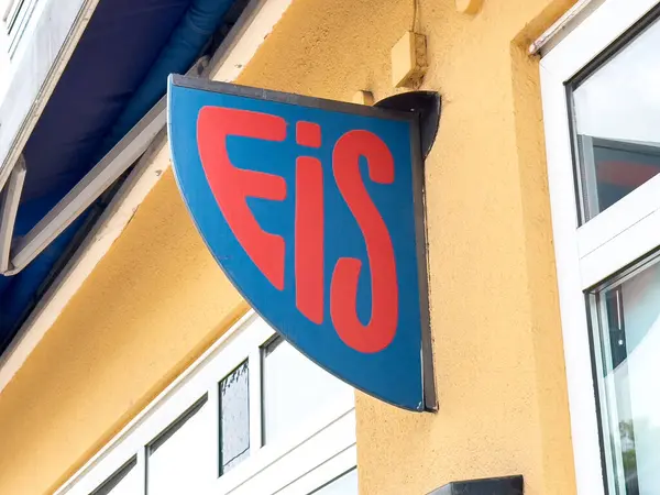 Dışarıdaki Alman dondurmacılarının sarı duvarında 