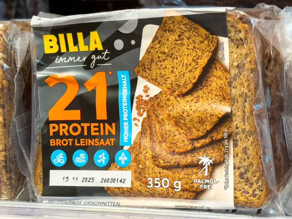 Vitrinde beslenme etiketi bulunan yüksek proteinli ekmek paketi.