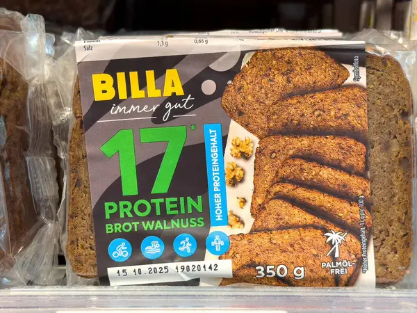 Rafta yüksek protein içeren paketlenmiş cevizli ekmek.