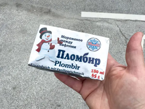 Rus ambalajlı vanilyalı dondurma sandviçi kaldırımda duruyor..