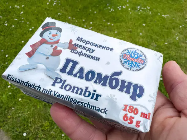 Arka planda Rus dondurmalı sandviç paketi var..