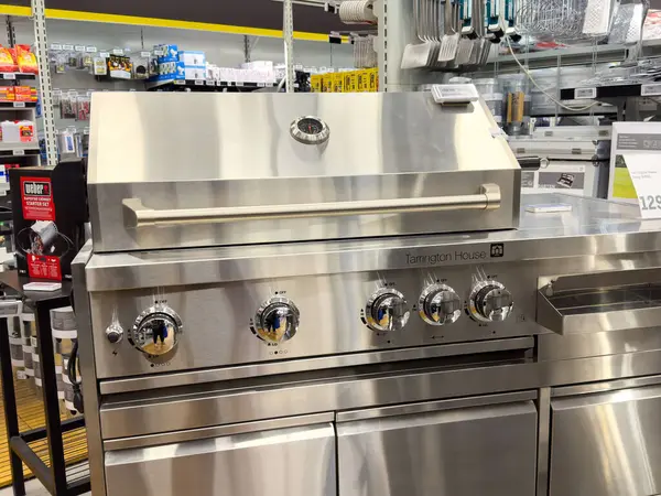 Donanım mağazasında ısı göstergesi olan paslanmaz çelik ızgara..