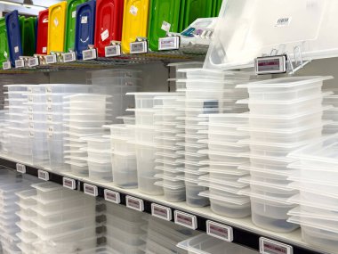 Ev organizasyonu için raflara istiflenmiş plastik konteynırlar.
