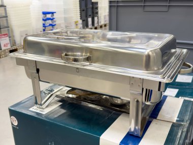 Yemek servisi ve açık büfe kullanımı için sergilenen paslanmaz çelik aşındırma tabağı.