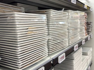 Rafta beyaz seramik fayanslar var..