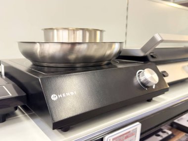 Mutfak gereçleri dükkanındaki elektrikli sobanın üzerinde paslanmaz çelik tencere..