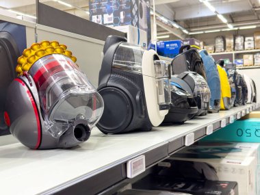 Modern elektrikli süpürgeler çeşitli model ve tasarımlarla mağaza raflarında sergileniyor.
