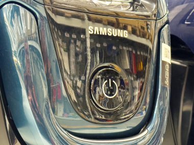 Samsung elektrikli süpürge güç düğmesi depolama görüntüsünün yansıması ile yakın plan.