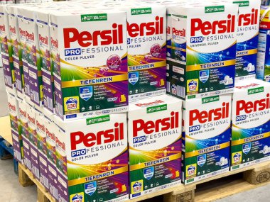 Persil profesyonel çamaşır deterjanı kutuları depoda duruyor.