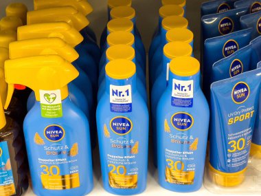 Nivea güneş koruma ürünleri mağaza rafında sergilenen spf 30.
