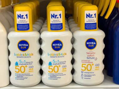 Nivea güneş kremi şişeleri: bebekler ve çocuklar için hassas koruma ve yüksek spf.