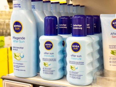 Güneş üstüne Nivea güneşi raflarda nem şişeleri.