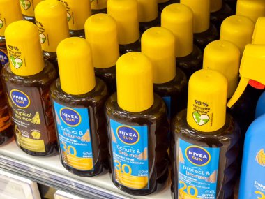 Nivea güneş koruma ve bronz koleksiyonu mağaza rafında: spf varyasyonları ve çevre dostu ambalaj.