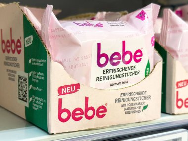 Depodaki normal cilt için bebe ferahlatıcı temizleyici mendiller.
