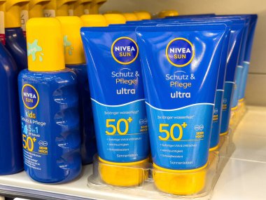 Nivea güneşi nemlendirici korumalı 50 + güneş kremi serpiştirir.