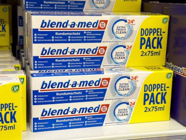 Tıbbı harmanlanmış çift katlı diş macunu kutuları mağaza rafında.