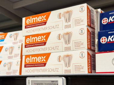 Elmex yüksek korumalı diş macunu kutuları mağazanın rafında.