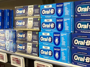 Ağız b diş macunu ekranı mağaza rafında.