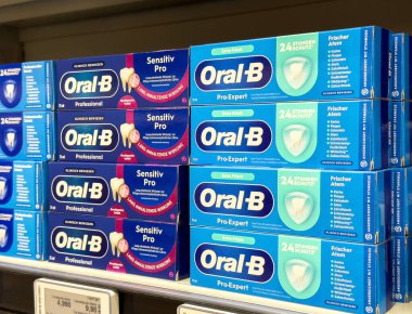 Dükkandaki rafta oral B duyarlılığı uzman diş macunu.