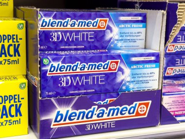 Eczanedeki rafta 3 boyutlu beyaz arktik diş macununu karıştır..